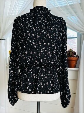 Lush Bardot Peplum Mockneck Blouse black with daisy floral print. EUC! 
Small
